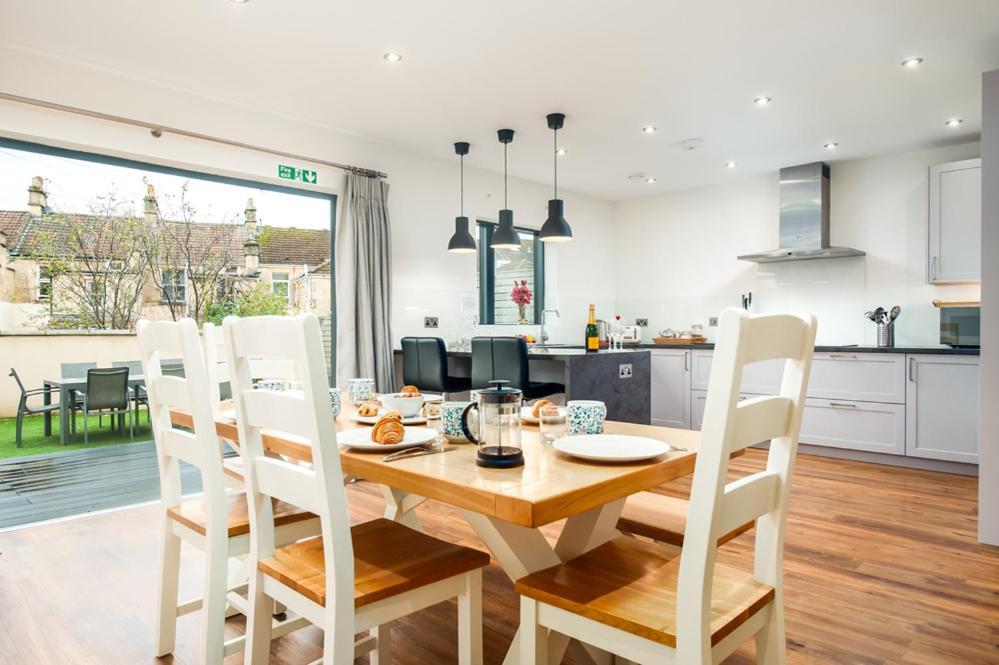 Solar Sanctuary- Skyline Balcony, City Centre, Three Floors, King Beds, Netflix And More! Bath Esterno foto