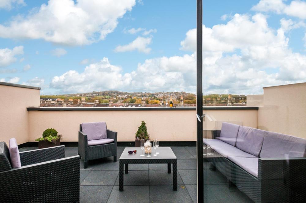 Solar Sanctuary- Skyline Balcony, City Centre, Three Floors, King Beds, Netflix And More! Bath Esterno foto