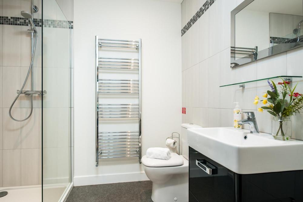 Solar Sanctuary- Skyline Balcony, City Centre, Three Floors, King Beds, Netflix And More! Bath Esterno foto
