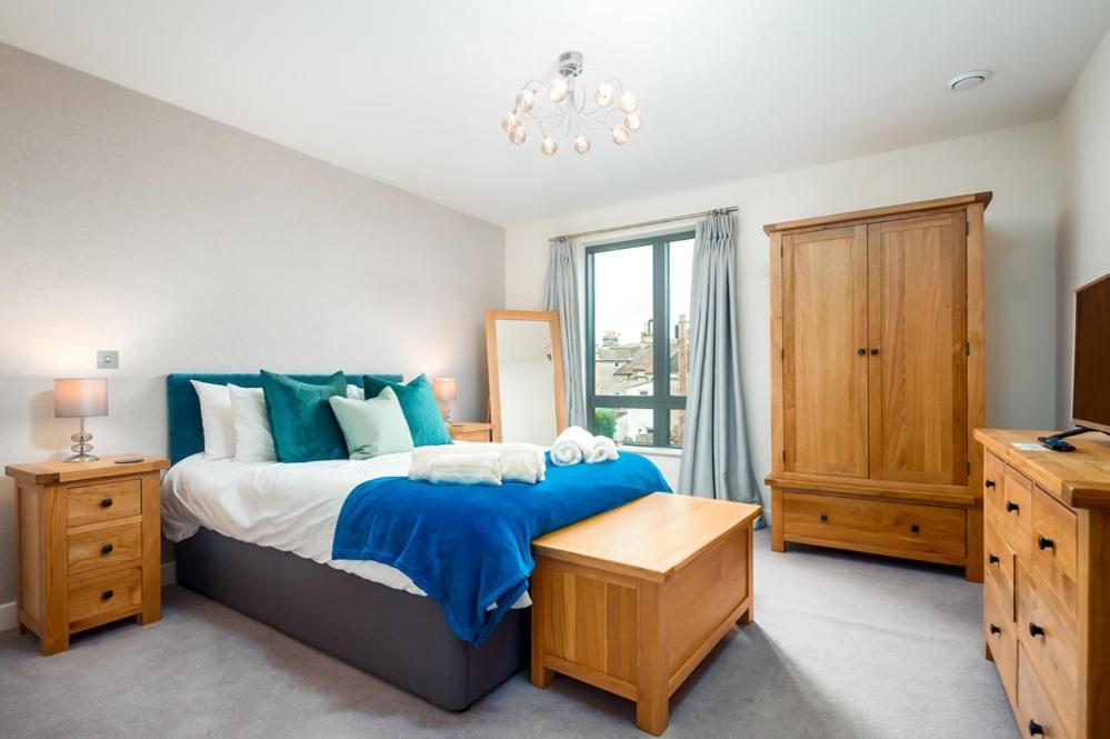 Solar Sanctuary- Skyline Balcony, City Centre, Three Floors, King Beds, Netflix And More! Bath Esterno foto